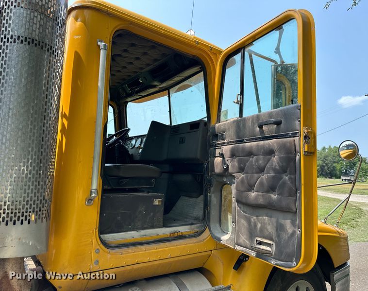 image for item DS4208 1999 International 9400 semi truck