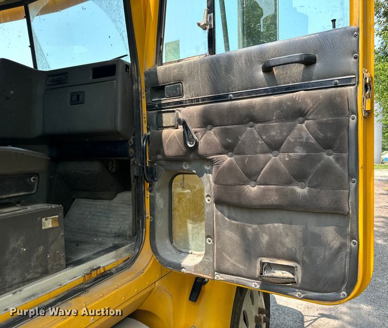 image for item DS4208 1999 International 9400 semi truck