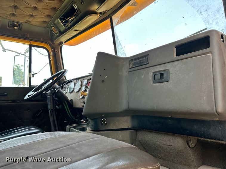 image for item DS4208 1999 International 9400 semi truck