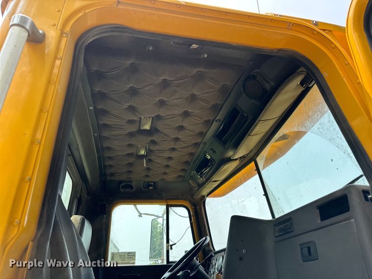 image for item DS4208 1999 International 9400 semi truck