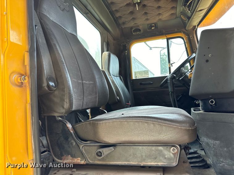 image for item DS4208 1999 International 9400 semi truck