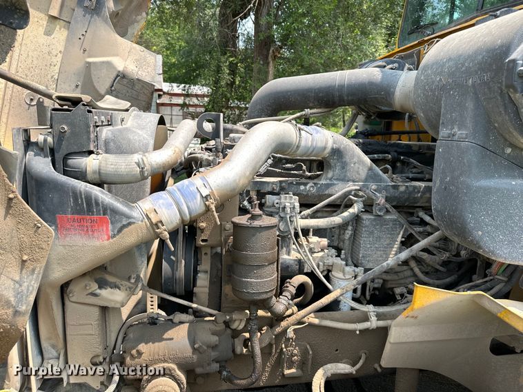 image for item DS4208 1999 International 9400 semi truck