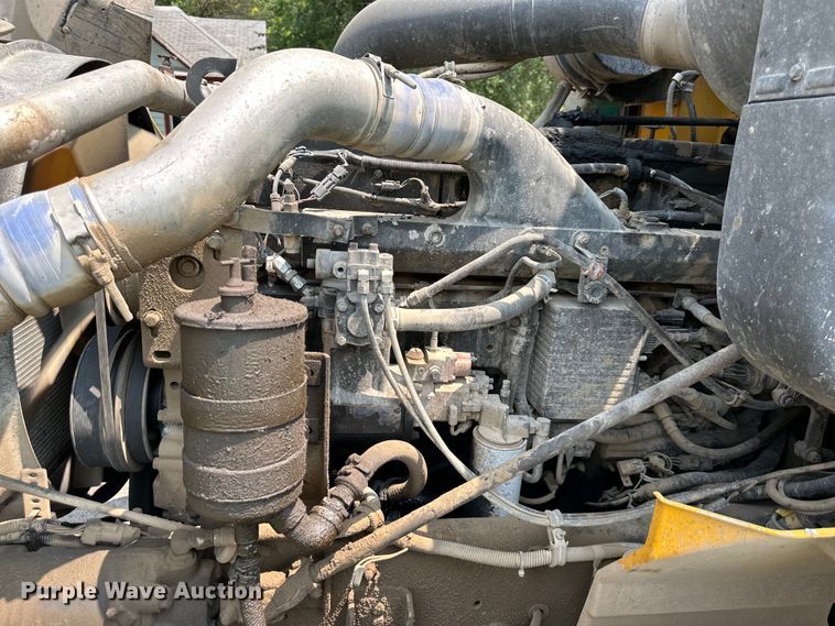 image for item DS4208 1999 International 9400 semi truck