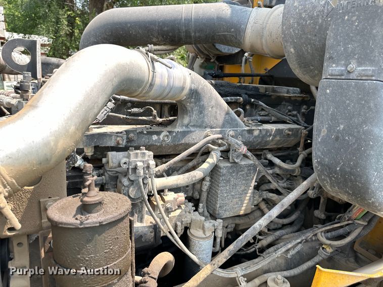 image for item DS4208 1999 International 9400 semi truck