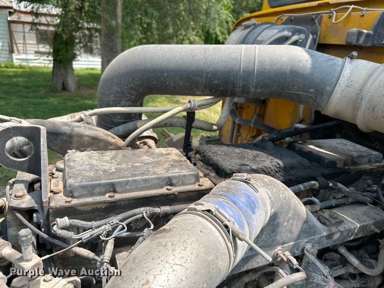 image for item DS4208 1999 International 9400 semi truck