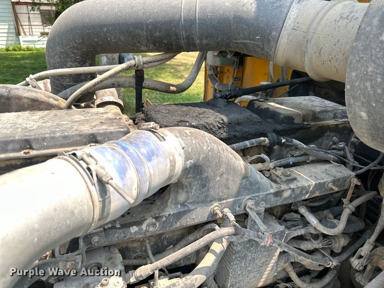 image for item DS4208 1999 International 9400 semi truck