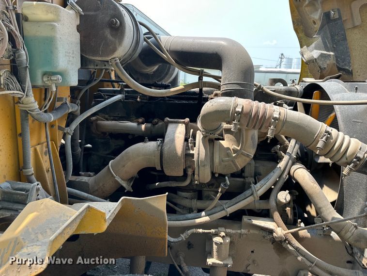 image for item DS4208 1999 International 9400 semi truck