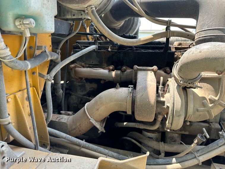 image for item DS4208 1999 International 9400 semi truck