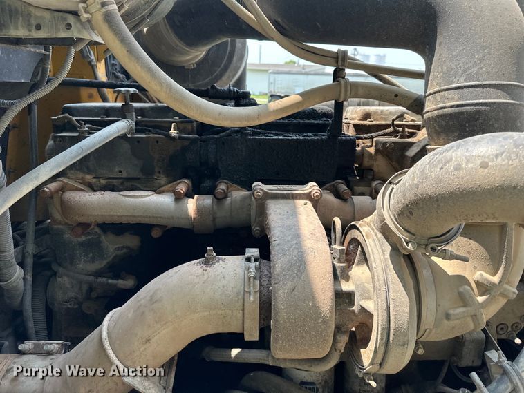 image for item DS4208 1999 International 9400 semi truck