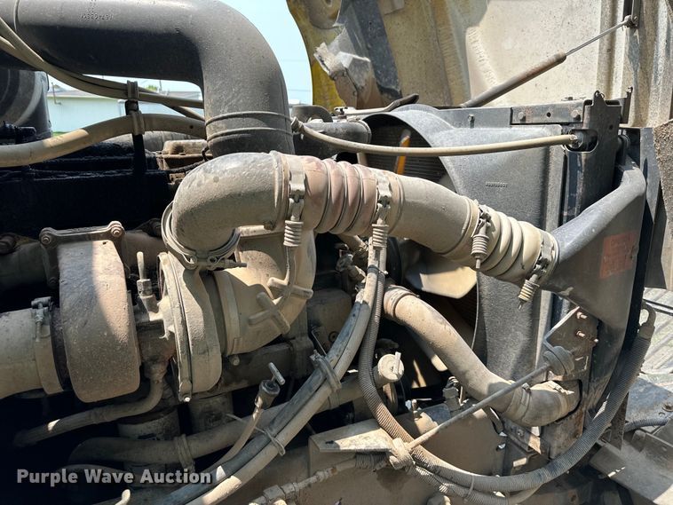 image for item DS4208 1999 International 9400 semi truck