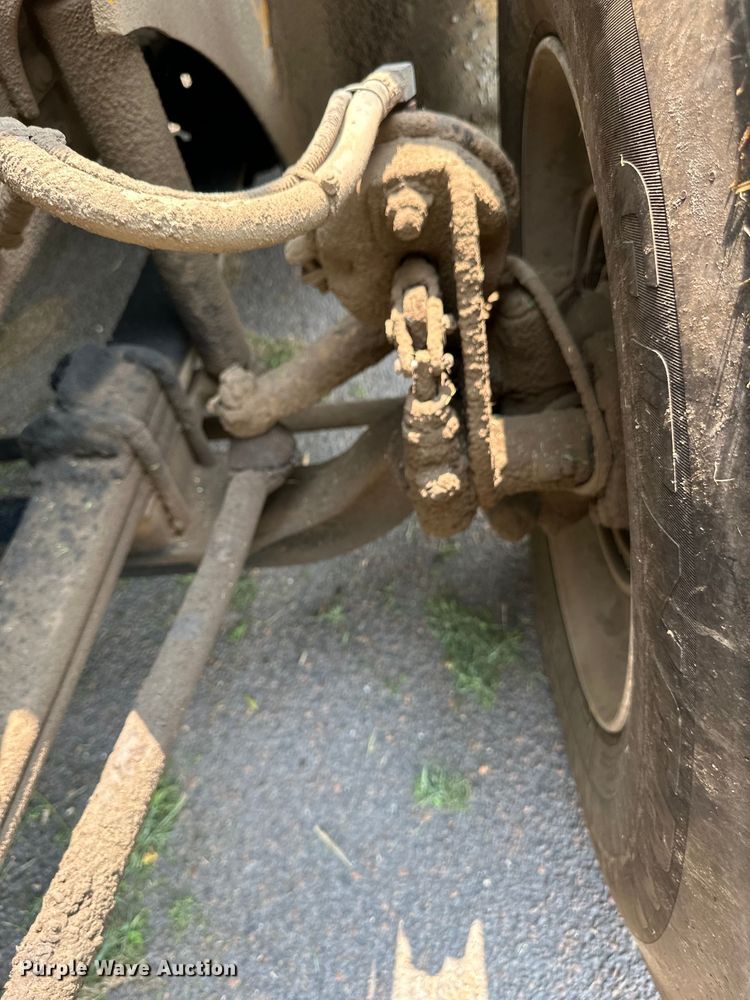 image for item DS4208 1999 International 9400 semi truck