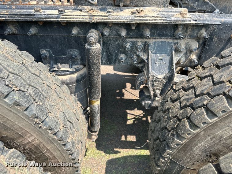 image for item DS4208 1999 International 9400 semi truck