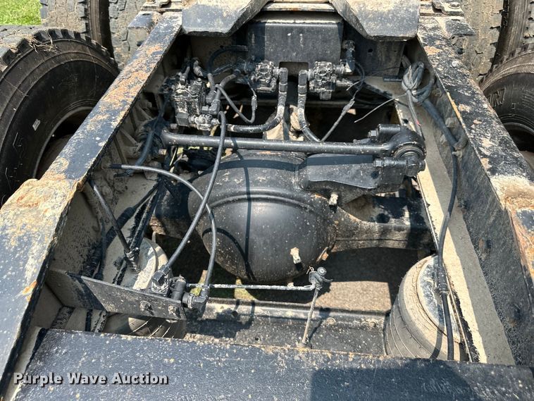 image for item DS4208 1999 International 9400 semi truck