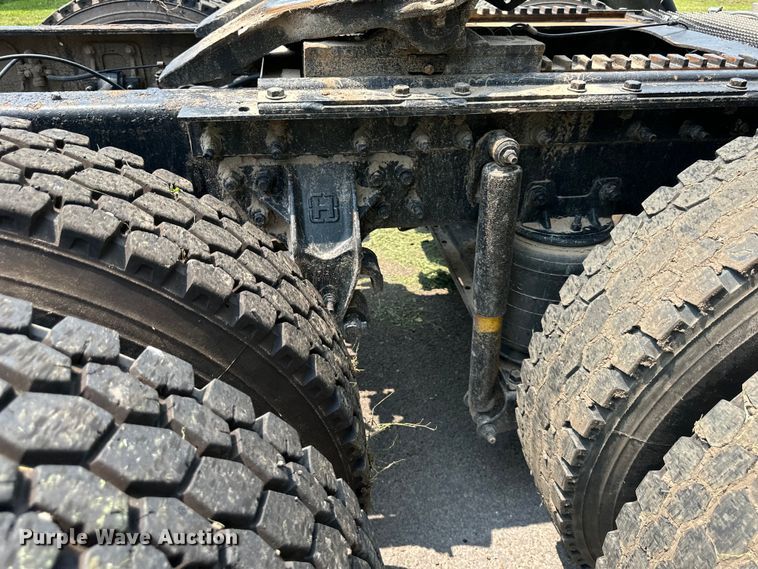 image for item DS4208 1999 International 9400 semi truck