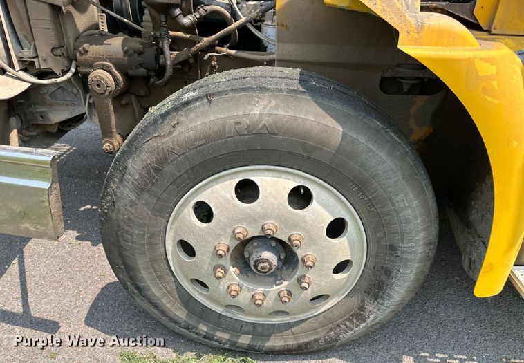 image for item DS4208 1999 International 9400 semi truck