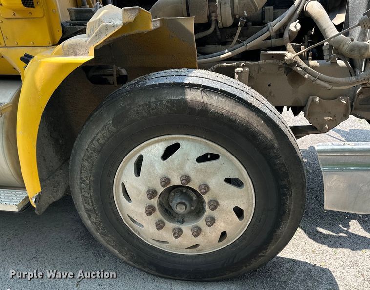 image for item DS4208 1999 International 9400 semi truck