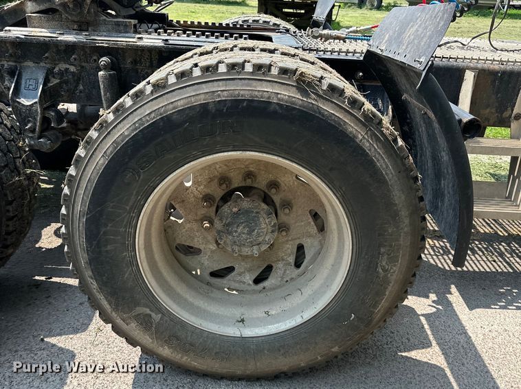 image for item DS4208 1999 International 9400 semi truck