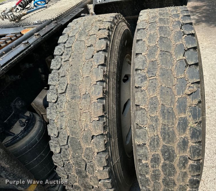 image for item DS4208 1999 International 9400 semi truck