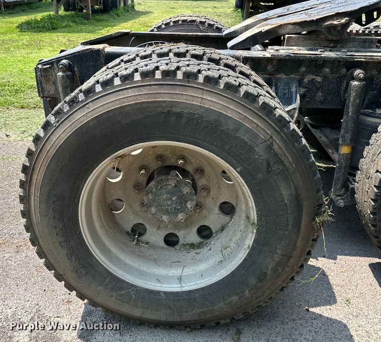 image for item DS4208 1999 International 9400 semi truck