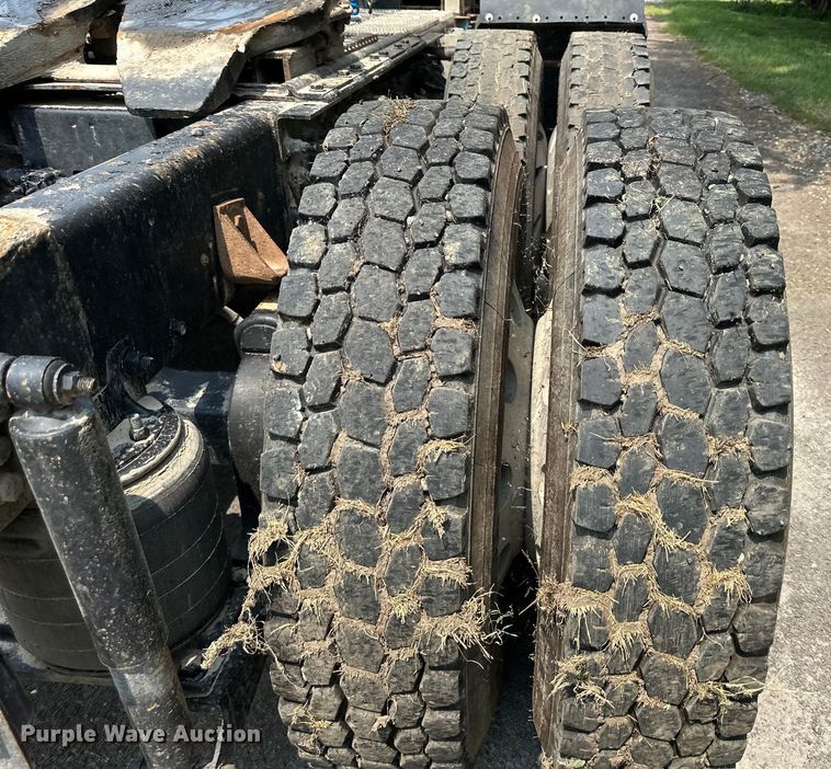 image for item DS4208 1999 International 9400 semi truck