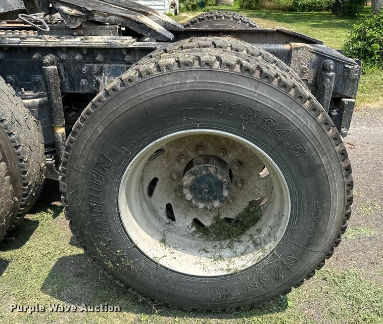 image for item DS4208 1999 International 9400 semi truck