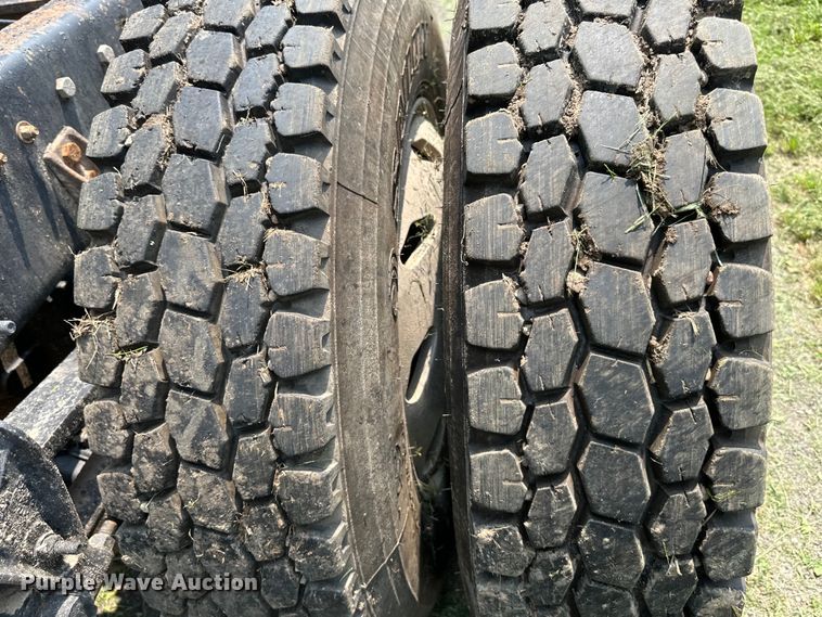 image for item DS4208 1999 International 9400 semi truck