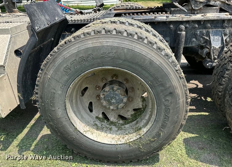 image for item DS4208 1999 International 9400 semi truck