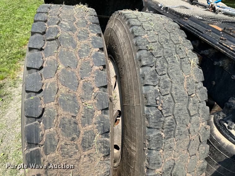 image for item DS4208 1999 International 9400 semi truck