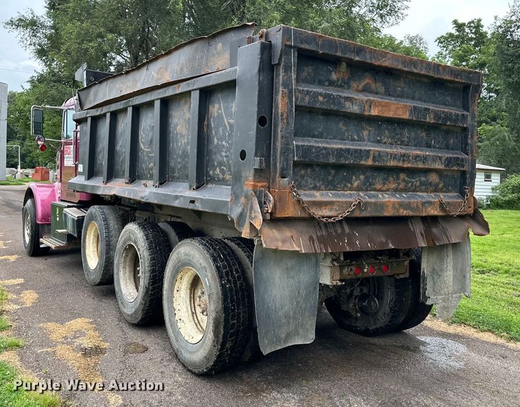image for item DS4209 1988 Freightliner  FLC dump truck