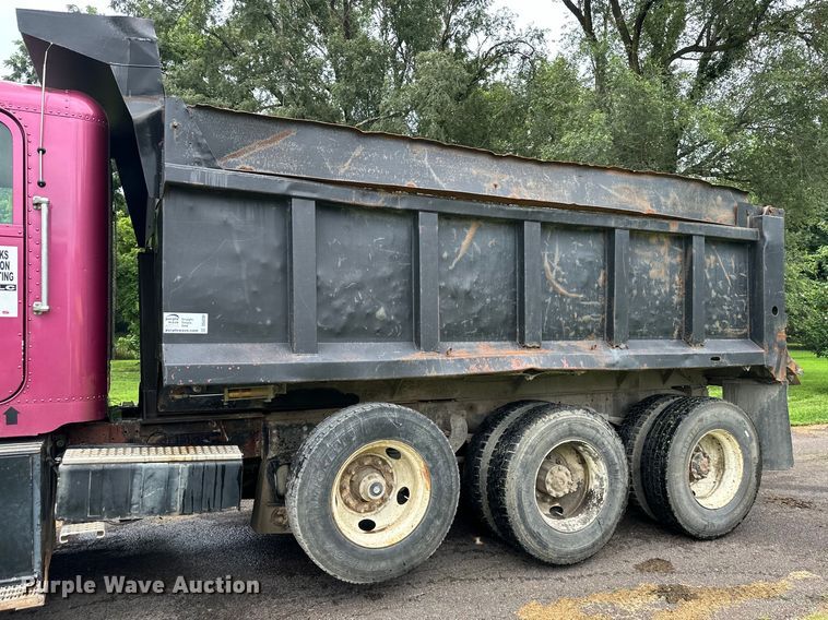 image for item DS4209 1988 Freightliner  FLC dump truck