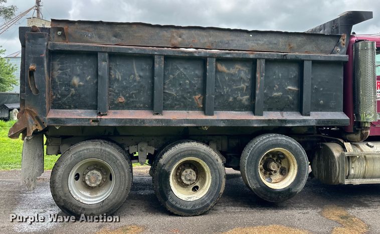 image for item DS4209 1988 Freightliner  FLC dump truck