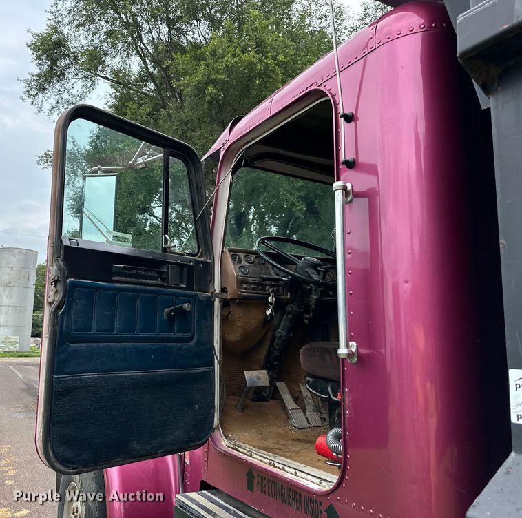 image for item DS4209 1988 Freightliner  FLC dump truck