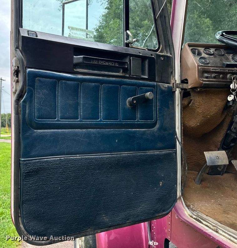 image for item DS4209 1988 Freightliner  FLC dump truck