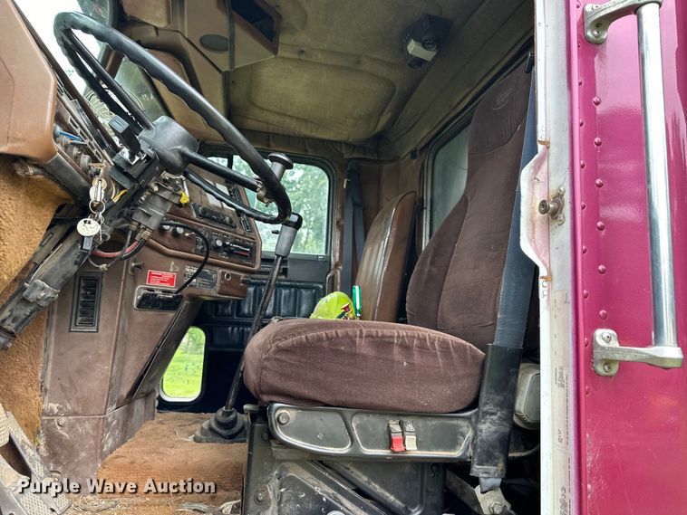 image for item DS4209 1988 Freightliner  FLC dump truck