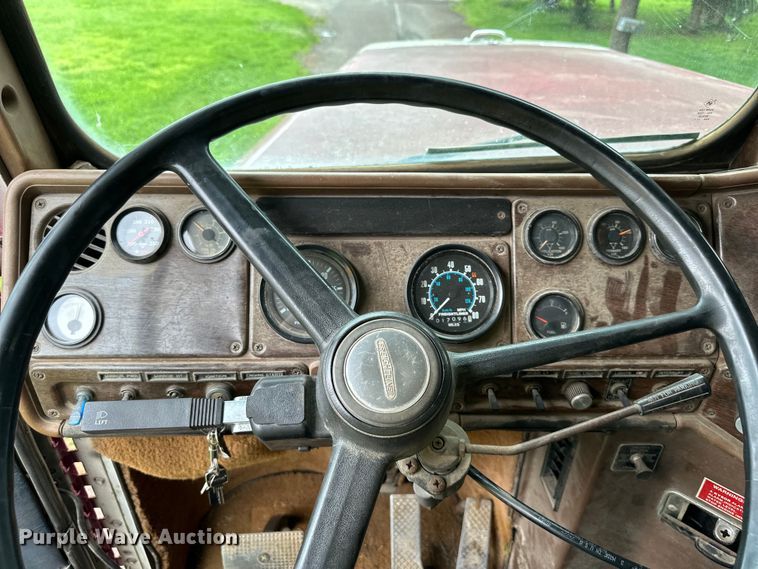 image for item DS4209 1988 Freightliner  FLC dump truck