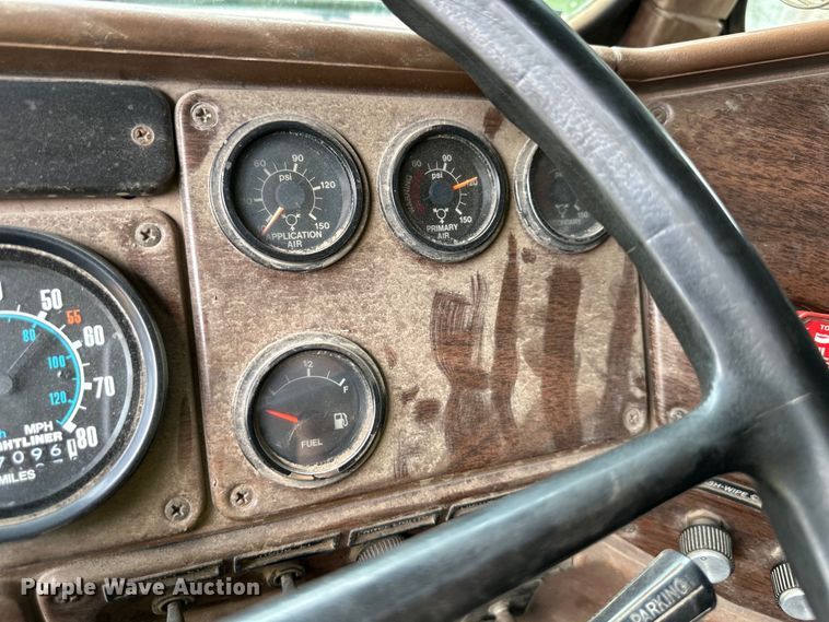 image for item DS4209 1988 Freightliner  FLC dump truck