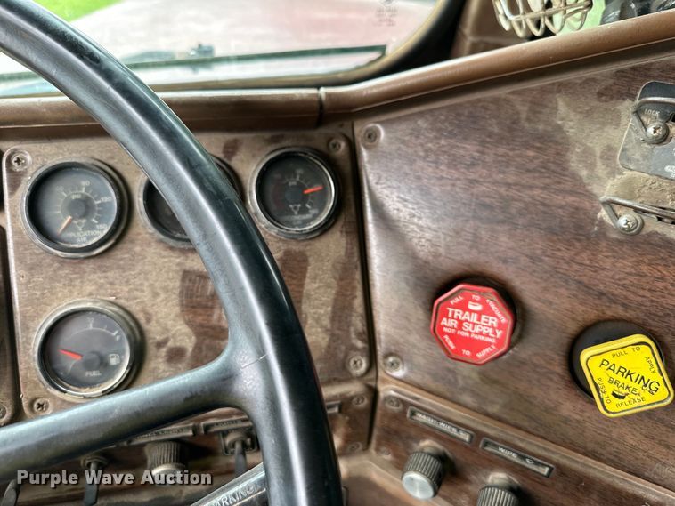 image for item DS4209 1988 Freightliner  FLC dump truck