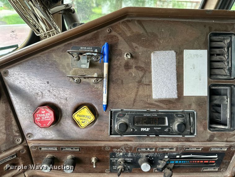 image for item DS4209 1988 Freightliner  FLC dump truck