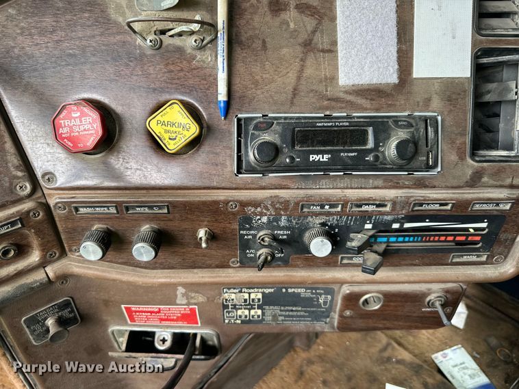 image for item DS4209 1988 Freightliner  FLC dump truck