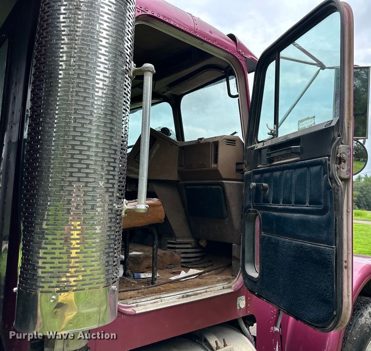 image for item DS4209 1988 Freightliner  FLC dump truck