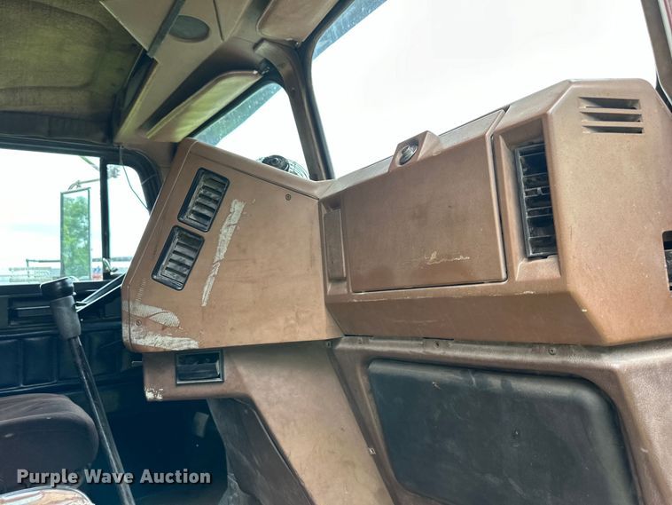 image for item DS4209 1988 Freightliner  FLC dump truck