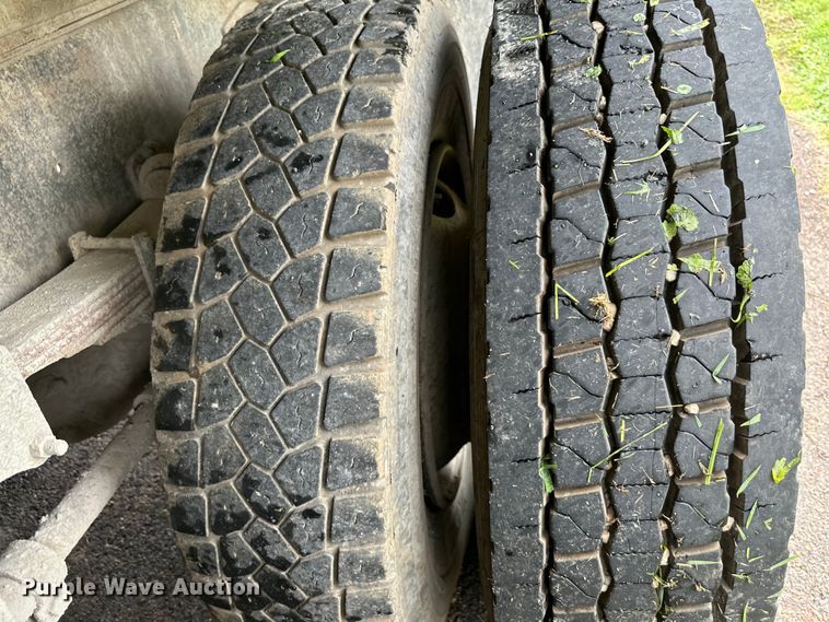 image for item DS4209 1988 Freightliner  FLC dump truck