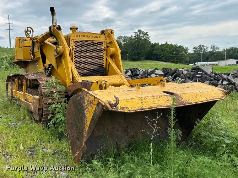 image for item DS4211 International Harvester  250 track loader