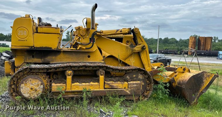 image for item DS4211 International Harvester  250 track loader