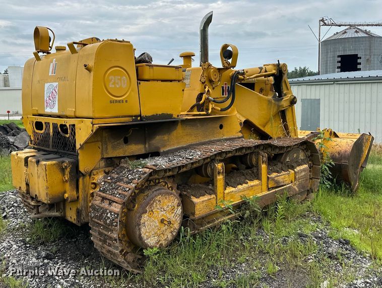 image for item DS4211 International Harvester  250 track loader