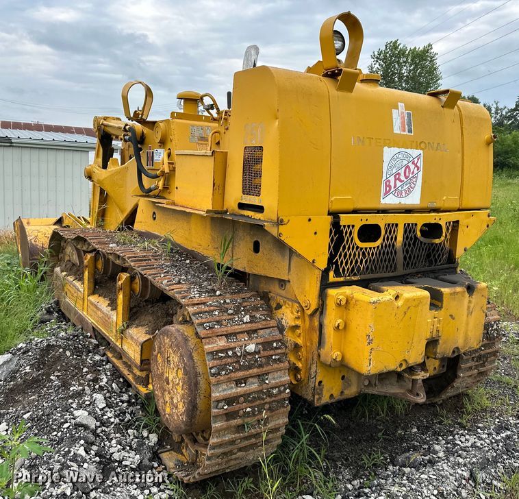 image for item DS4211 International Harvester  250 track loader