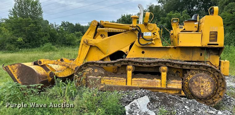 image for item DS4211 International Harvester  250 track loader