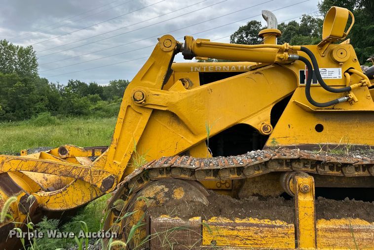 image for item DS4211 International Harvester  250 track loader