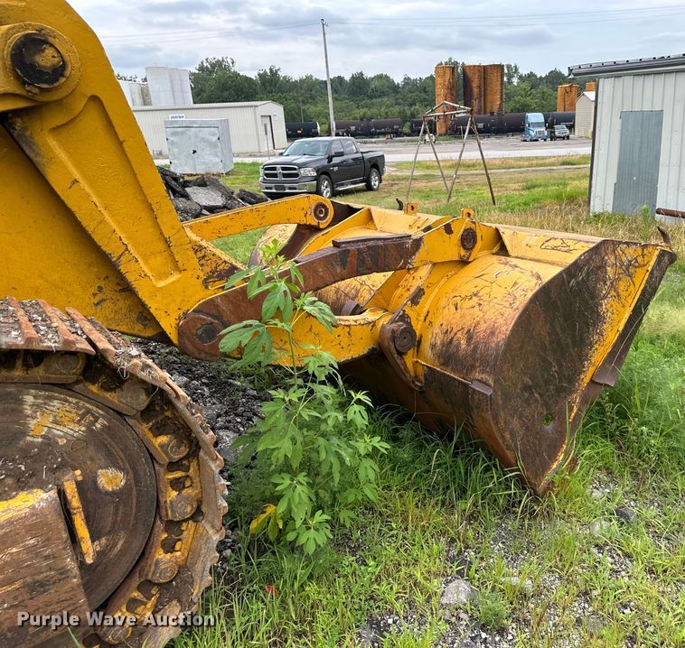 image for item DS4211 International Harvester  250 track loader