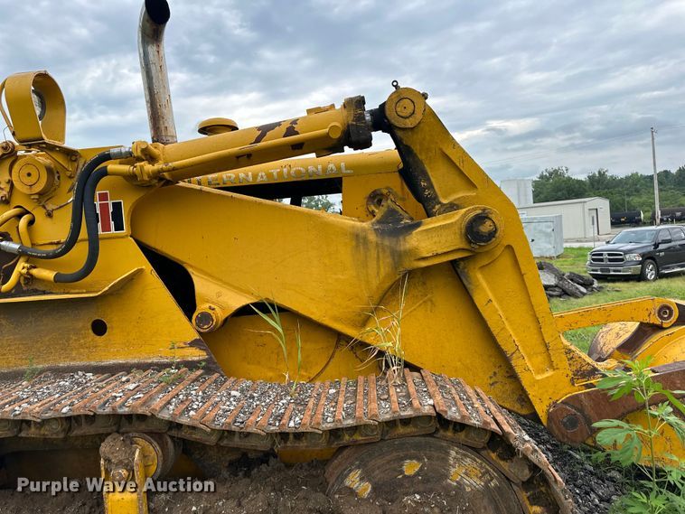 image for item DS4211 International Harvester  250 track loader